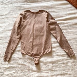 Skims essential crew neck bodysuit In Tigers eye